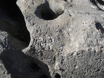 Cusco Sacsayhuam�n 10, Chaosbereich, gewellter Stein mit Thron, Schnitten und L�chern - Ritzzeichnung  08