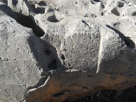 Cusco Sacsayhuam�n 10, Chaosbereich, gewellter Stein mit Thron, Schnitten und L�chern - Ritzzeichnung  9