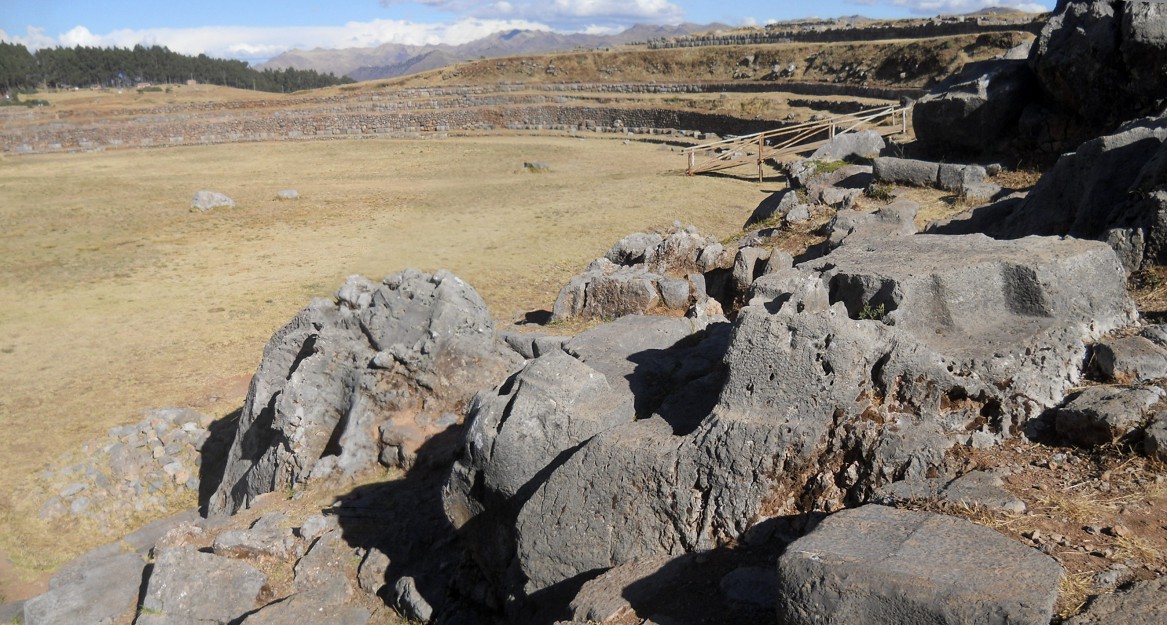 Cusco Sacsayhuam�n 10, Chaosbereich, gruppierte, geschmolzene Steine mit Fl�chen, Panorama