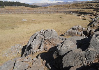 Cusco Sacsayhuam�n 10, Chaosbereich, gruppierte, geschmolzene Steine mit Fl�chen 1