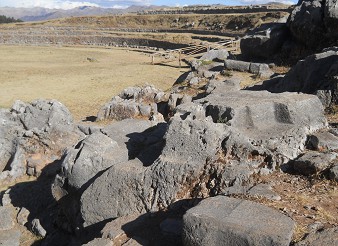 Cusco Sacsayhuam�n 10, Chaosbereich, gruppierte, geschmolzene Steine mit Fl�chen 2