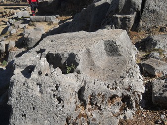 Cusco Sacsayhuam�n 10, Chaosbereich, geschmolzener Stein mit Thron, Nahaufnahme 1