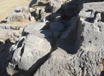 Cusco Sacsayhuam�n 10, Chaosbereich, geschmolzener Stein mit Thron, Nahaufnahme 2