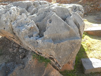 Cusco Sacsayhuam�n 10, Chaosbereich, spitz zulaufender Stein mit L�chern und Thron 01