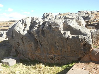Cusco Sacsayhuam�n 10, Chaosbereich, Gigastein mit Schnitten, L�chern und Thronen