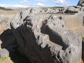 Cusco Sacsayhuam�n 10, Chaosbereich, Gigastein mit Schnitten, L�chern und Thronen - Thron Nahaufnahme 01