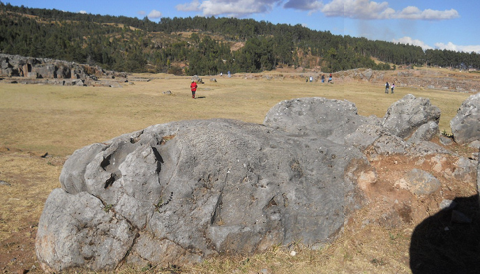 Cusco Sacsayhuam�n 10, Chaosbereich, ein abgeflachter Gigastein mit Schnitten noch halb in der Erde, Panorama