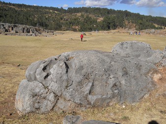 Cusco Sacsayhuam�n 10, Chaosbereich, ein abgeflachter Gigastein mit Schnitten noch halb in der Erde 1