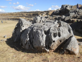Cusco Sacsayhuam�n 10, Chaosbereich: Noch ein geschmolzener Stein mit L�chern und Thronen