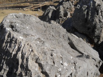 Cusco Sacsayhuam�n 10, Chaosbereich: Noch ein geschmolzener Stein mit L�chern und Thronen - grob gefr�ste Oberfl�che