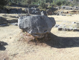 Cusco Sacsayhuam�n, Chaosbereich, Gigastein mit der Spitze nach unten 01