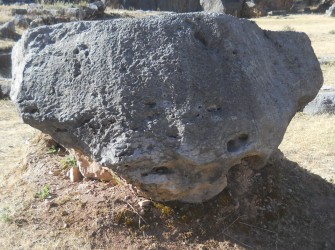 Cusco Sacsayhuam�n 10,
              Chaosbereich, ein Stein mit der Spitze nach unten