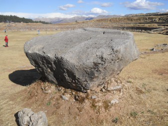 Cusco Sacsayhuam�n, Chaosbereich, Gigastein mit der Spitze nach unten 02
