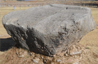 Cusco Sacsayhuam�n, Chaosbereich, Gigastein mit der Spitze nach unten 02 - Nahaufnahme