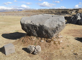 Cusco Sacsayhuam�n, Chaosbereich, Gigastein mit der Spitze nach unten 03