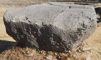 Cusco Sacsayhuam�n, Chaosbereich, Gigastein mit der Spitze nach unten 03 - Nahaufnahme