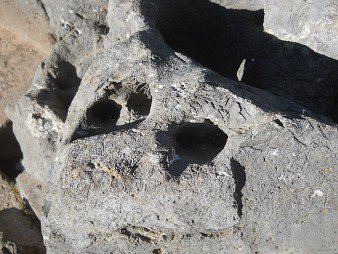Cusco Sacsayhuam�n 10, chaos area, waved stone with throne, cuts and holes - holes and engravings, zoom 02