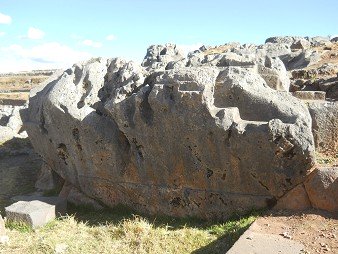 Cusco Sacsayhuam�n 10, chaos area, giant stone with cuts, holes and thrones