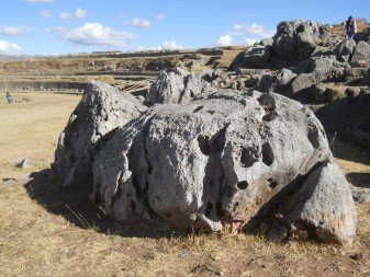 Cusco Sacsayhuam�n 10, chaos area: another melt stone with holes and thrones