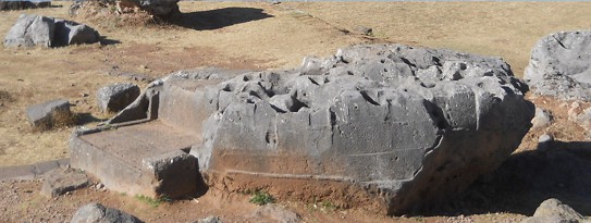 Cusco Sacsayhuam�n, das Amphitheater 02, der Stein mit dem fein geschnittenen Thron, Schnittfl�chen, einer gewellten Oberfl�che und L�chern drin, Nahaufnahme