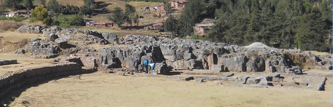 Cusco Sacsayhuam�n, das Amphitheater 02, der Bereich mit Fundamenten und Thronen