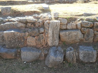 Cusco Sacsayhuam�n: Die Randmauer des Amphitheaters mit Kan�lchen vertikal
