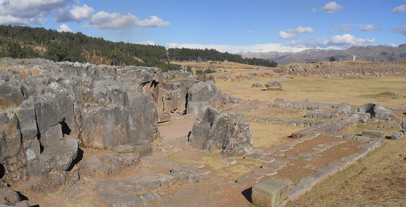 Cusco Sacsayhuam�n: Das Amphitheater mit dem Chaosbereich mit Thronen und Fundamenten - Panorama