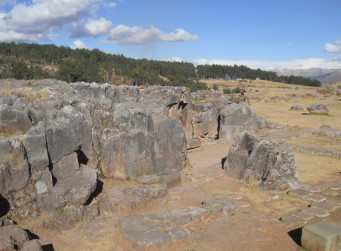 Cusco Sacsayhuam�n: Das Amphitheater mit dem Chaosbereich mit Thronen und Fundamenten 01