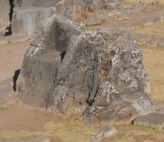Cusco
              Sacsayhuam�n: Das Amphitheater mit einem Chaosbereich mit
              Thronen und Fundamenten