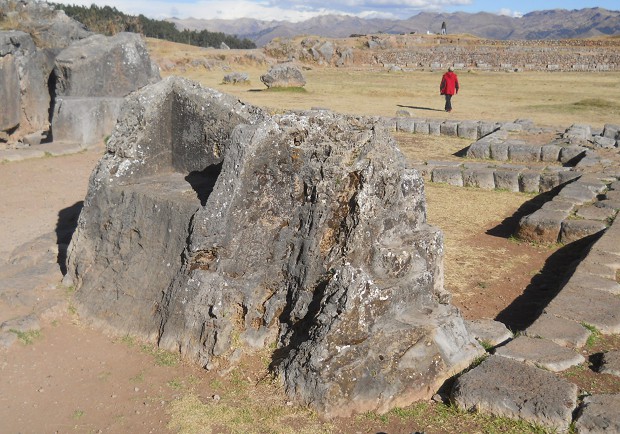 Cusco Sacsayhuam�n, Amphitheater, Thron 2 mit Fundamenten