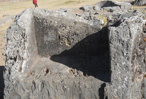Cusco Sacsayhuam�n: el anfiteatro, trono 02 superficie 01