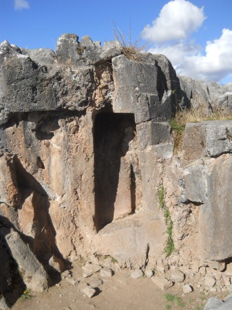 Cusco Sacsayhuam�n: Das Amphitheater, Nische in Form einer T�r mit rechteckigen Schnitten in Schwarz-Rot - Nahaufnahme