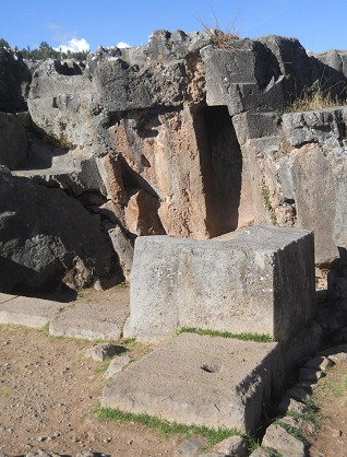 Cusco Sacsayhuam�n: Im Amphitheater,
              geometrisch-trapezoide, vieleckige Steine bei der
              Nischent�re