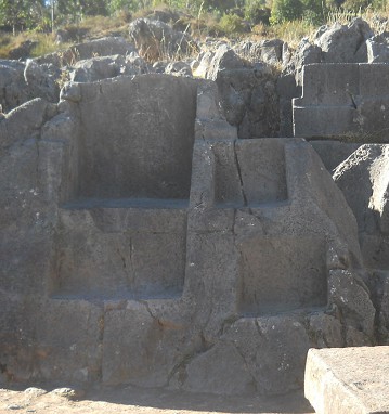 Cusco Sacsayhuam�n: Das Amphitheater, eine Wand mit Thronen (Thronwand) - Nahaufnahme