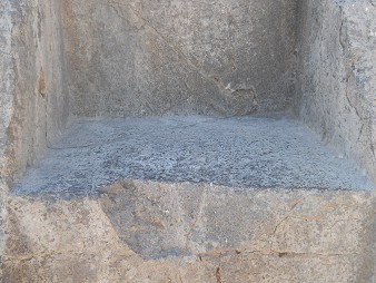 Cusco Sacsayhuam�n: Im Amphitheater, der grosse Thron - die Sitz-Oberfl�che 01