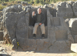 Cusco Sacsayhuam�n: Im Amphitheater, Michael Palomino
              gr�sst von einem Thron in der Thronwand