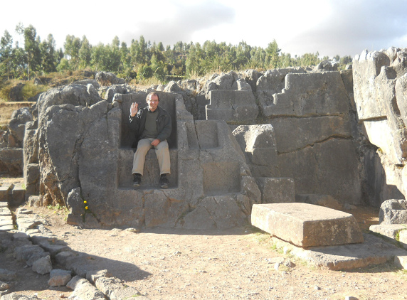 Cusco Sacsayhuam�n: Die Thronwand im Amphitheater, Michael Palomino gr�sst vom grossen Thron in der Thronwand