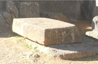 Cusco Sacsayhuam�n: Die Thronwand im Amphitheater, ein trapezoider Steinblock bei der Thronwand, Nahaufnahme