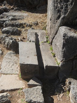 Cusco Sacsayhuam�n: Im Amphitheater, rechteckiger Stein mit einem perfekten, schnurgeraden Kan�lchen