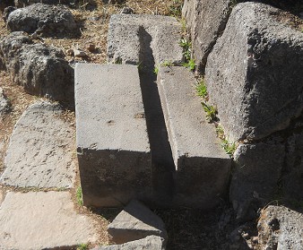 Cusco Sacsayhuam�n: Im Amphitheater, rechteckiger Stein mit einem perfekten, schnurgeraden Kan�lchen - Nahaufnahme