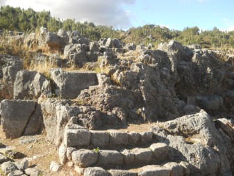 Cusco Sacsayhuam�n, Amphitheater: Eine weitere Thronzone: Grosse Treppe und geschnittene Steine