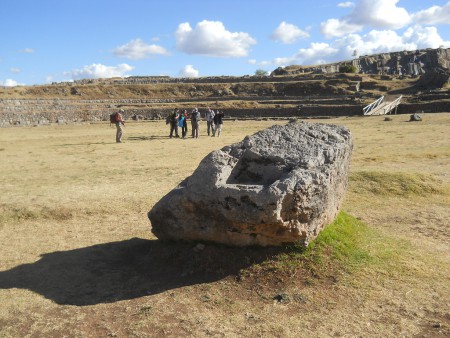 Cusco Sacsayhuam�n, Amphitheater: gefr�ster Stein mit einem Thron auf der Wiese 01