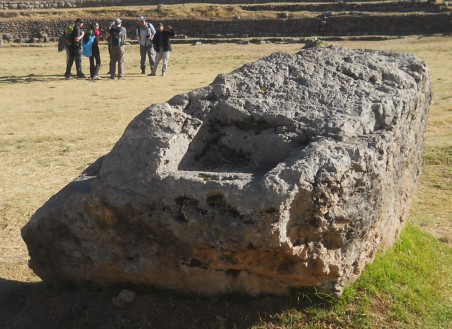 Cusco Sacsayhuam�n, Amphitheater: gefr�ster Stein mit einem Thron auf der Wiese 01 - Nahaufnahme