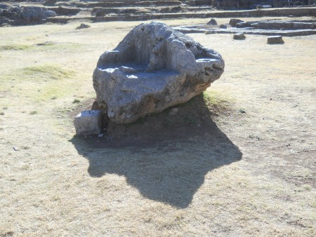 Cusco Sacsayhuam�n, Amphitheater: Gefr�ster Stein mit Thron auf der Wiese 02, Ansicht 01