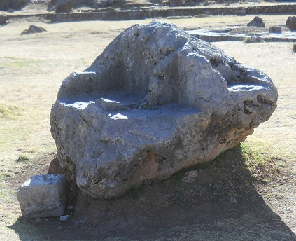 Cusco Sacsayhuam�n, Amphitheater: Gefr�ster Stein mit Thron auf der Wiese 02, Ansicht 01 - Nahaufnahme