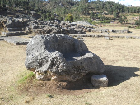 Cusco Sacsayhuam�n, Amphitheater: Gefr�ster Stein mit Thron auf der Wiese 02, Ansicht 02