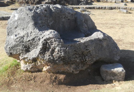 Cusco Sacsayhuam�n, Amphitheater: Gefr�ster Stein mit Thron auf der Wiese 02, Ansicht 02 - Nahaufnahme