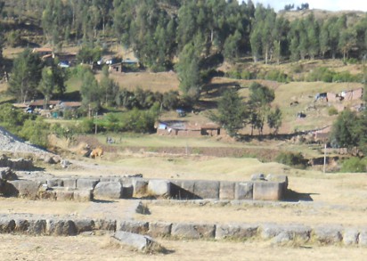 Cusco Sacsayhuam�n, Amphitheater: Fundamente mit perfekten Steinen in einer Linie