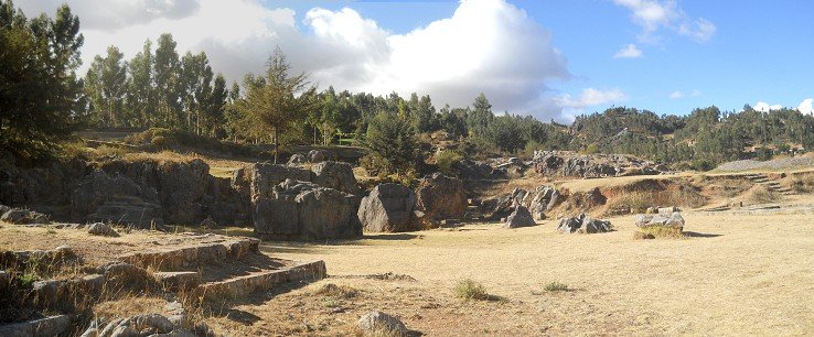 Cusco Sacsayhuam�n, zona de piedras gigantes con tronos, panorama