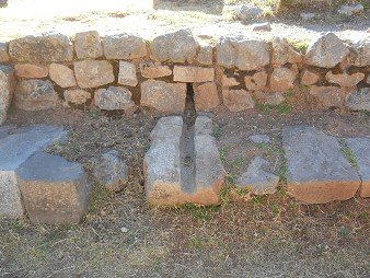 Cusco Sacsayhuam�n: el muro del borde del anfiteatro 01, con canalito horizontal